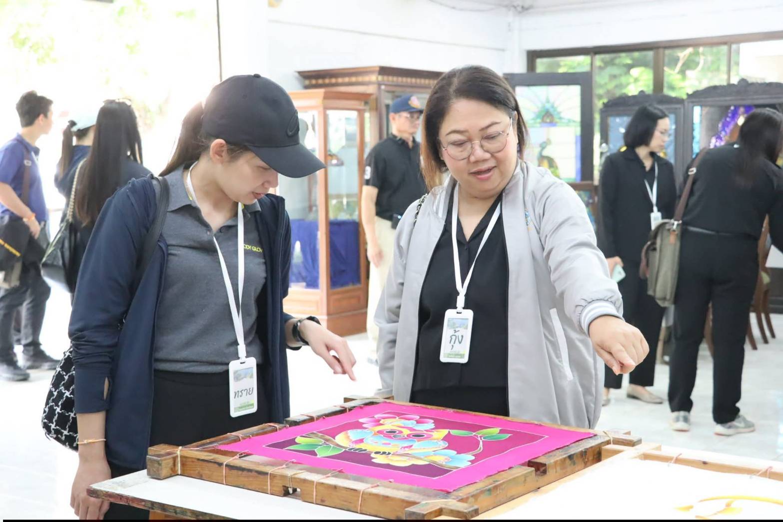 title - นางสาวสิริมา แจ้งกระจ่าง ผู้อำนวยการศูนย์ส่งเสริมและพัฒนาอาชีพเสริมนอกภาคการเกษตร ให้การต้อนรับบุคลากรในโครงการฝึกอบรมเชิงปฏิบัติการ หลักสูตรนักบริหารการชลประทานระดับต้น รุ่นที่ 30 ณ ศูนย์ส่งเสริมและพัฒนาอาชีพเสริมนอกภาคการเกษตร (ศูนย์ศิลปาชีพ บางไทรฯ (เดิม))